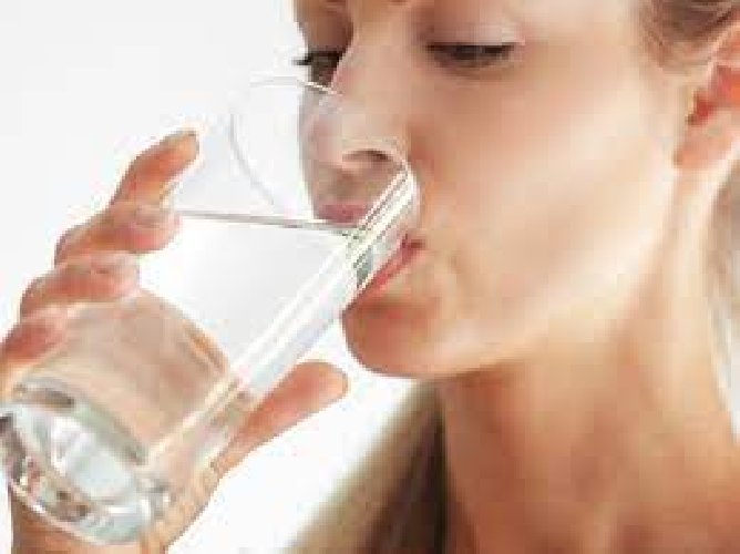 https://www.ragusanews.com/immagini_articoli/15-04-2021/ritenzione-idrica-quanta-acqua-bere-per-eliminare-il-gonfiore-500.jpg