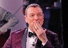 https://www.ragusanews.com/immagini_articoli/15-04-2024/amadeus-lascia-la-rai-non-ho-chiesto-trasmissione-per-mia-moglie-100.jpg