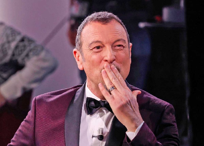 https://www.ragusanews.com/immagini_articoli/15-04-2024/amadeus-lascia-la-rai-non-ho-chiesto-trasmissione-per-mia-moglie-500.jpg