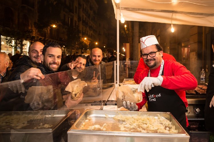 https://www.ragusanews.com/immagini_articoli/15-05-2018/street-food-fest-catania-programma-500.jpg