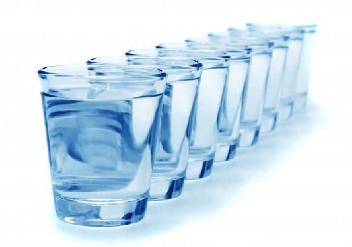 https://www.ragusanews.com/immagini_articoli/15-06-2019/dieta-8-bicchieri-di-acqua-perdere-4-kg-in-sette-giorni-500.jpg