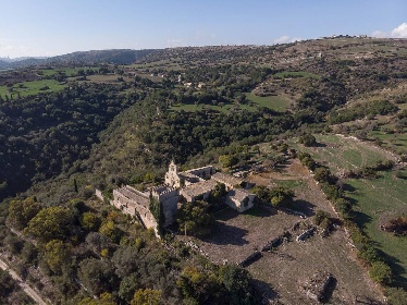 https://www.ragusanews.com/immagini_articoli/15-07-2021/1626366733-ragusa-il-fantasma-della-dama-e-il-castello-invenduto-foto-3-280.jpg