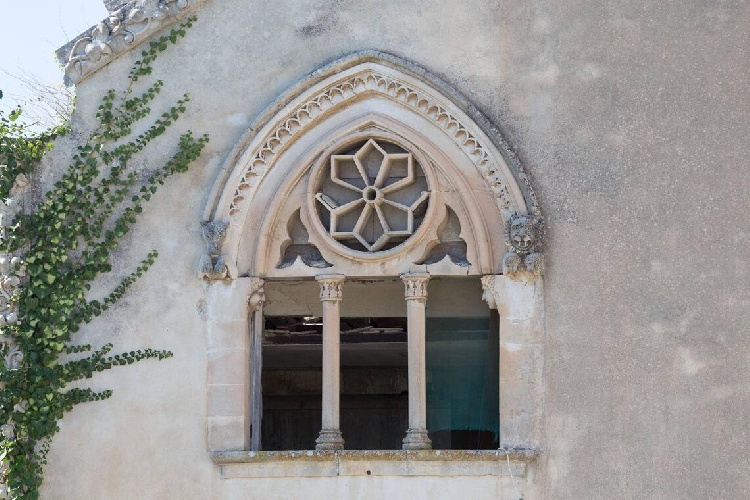 https://www.ragusanews.com/immagini_articoli/15-07-2021/1626366737-ragusa-il-fantasma-della-dama-e-il-castello-invenduto-foto-5-500.jpg