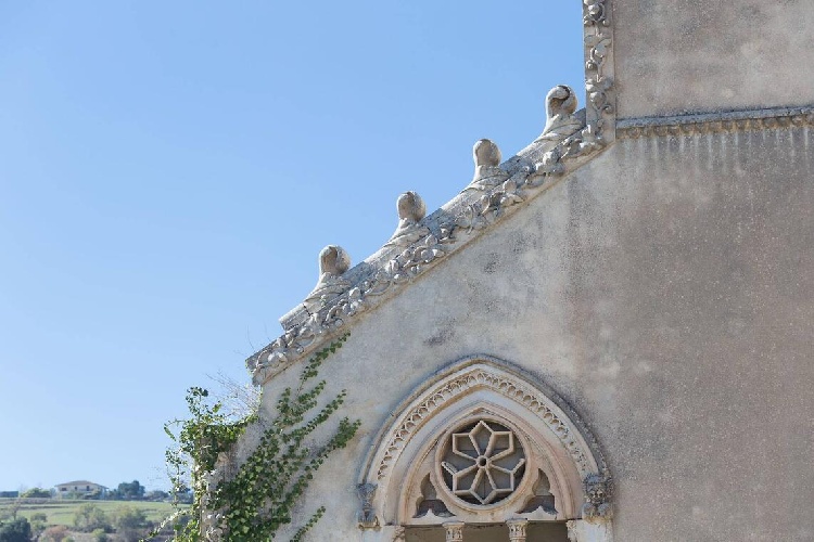 https://www.ragusanews.com/immagini_articoli/15-07-2021/1626366738-ragusa-il-fantasma-della-dama-e-il-castello-invenduto-foto-6-500.jpg
