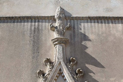 https://www.ragusanews.com/immagini_articoli/15-07-2021/1626366742-ragusa-il-fantasma-della-dama-e-il-castello-invenduto-foto-8-280.jpg