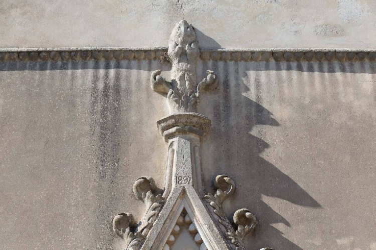 https://www.ragusanews.com/immagini_articoli/15-07-2021/1626366742-ragusa-il-fantasma-della-dama-e-il-castello-invenduto-foto-8-500.jpg