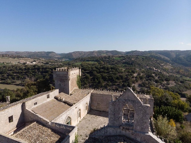 https://www.ragusanews.com/immagini_articoli/15-07-2021/1626366745-ragusa-il-fantasma-della-dama-e-il-castello-invenduto-foto-10-500.jpg