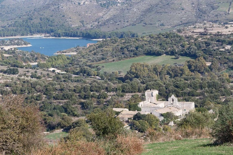 https://www.ragusanews.com/immagini_articoli/15-07-2021/1626366747-ragusa-il-fantasma-della-dama-e-il-castello-invenduto-foto-11-500.jpg