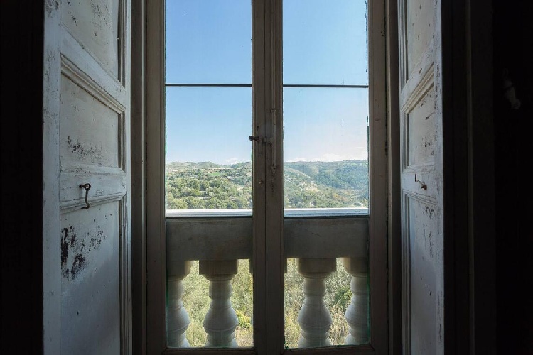 https://www.ragusanews.com/immagini_articoli/15-07-2021/ragusa-il-fantasma-della-dama-e-il-castello-invenduto-foto-500.jpg