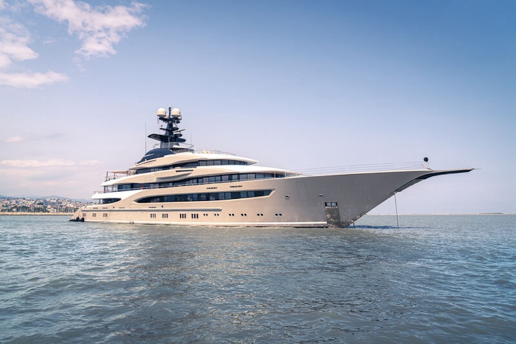 https://www.ragusanews.com/immagini_articoli/15-08-2024/yacht-a-lipari-c-e-il-whisper-di-95-metri-500.jpg