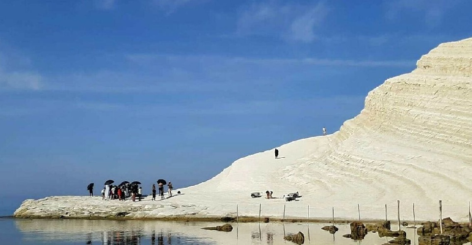 https://www.ragusanews.com/immagini_articoli/15-09-2021/1631702342-per-lo-spot-armani-alla-scala-dei-turchi-non-esiste-divieto-foto-3-500.jpg