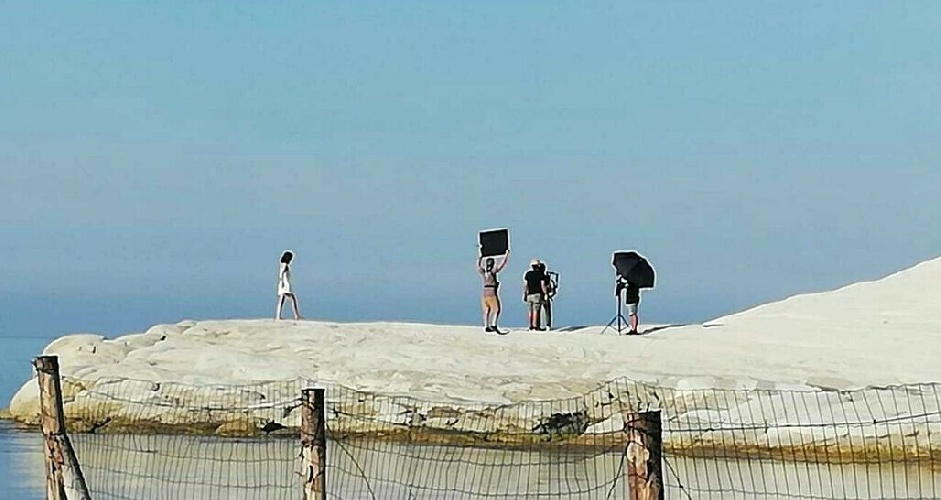 https://www.ragusanews.com/immagini_articoli/15-09-2021/per-lo-spot-armani-alla-scala-dei-turchi-non-esiste-divieto-foto-500.jpg