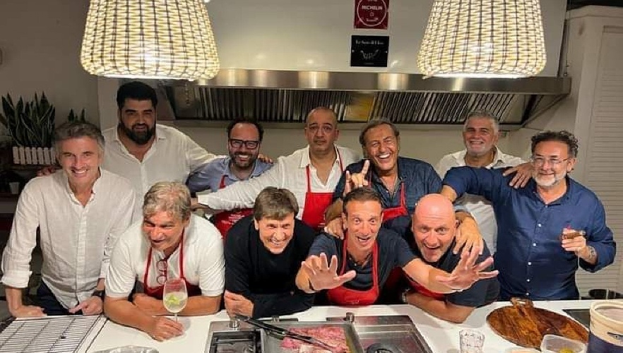 https://www.ragusanews.com/immagini_articoli/15-09-2022/un-gelato-dopo-cena-con-morandi-ficarra-picone-e-3-super-chef-foto-500.jpg