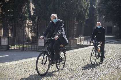 https://www.ragusanews.com/immagini_articoli/15-11-2020/1605465349-il-forum-mondiale-delle-fedi-a-bologna-e-il-cardinal-zuppi-va-in-bici-1-280.jpg