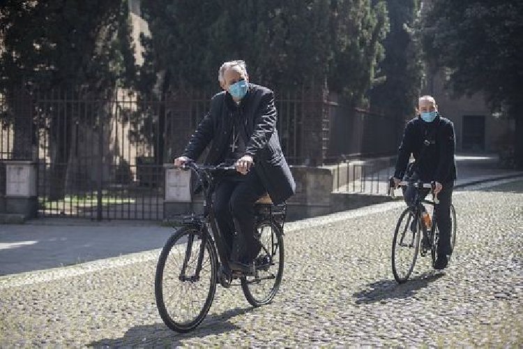 https://www.ragusanews.com/immagini_articoli/15-11-2020/1605465349-il-forum-mondiale-delle-fedi-a-bologna-e-il-cardinal-zuppi-va-in-bici-1-500.jpg