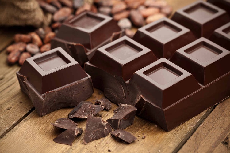 https://www.ragusanews.com/immagini_articoli/15-11-2022/mangiare-cioccolato-fondente-fa-bene-ecco-i-benefici-500.jpg