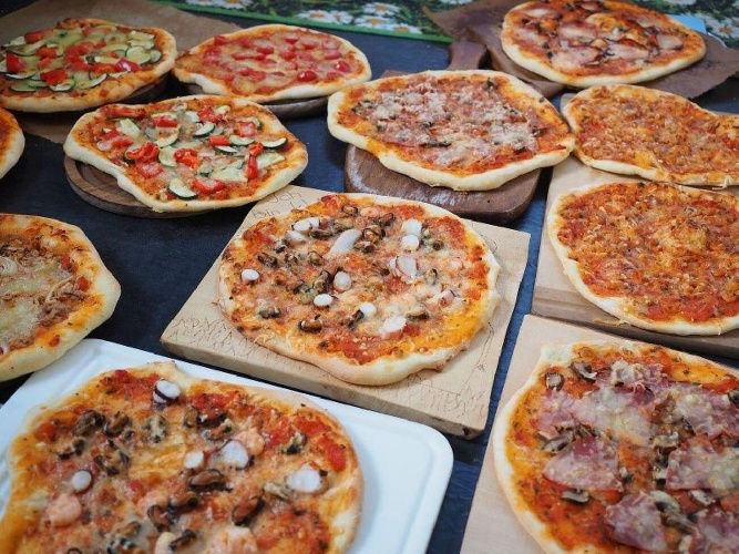 https://www.ragusanews.com/immagini_articoli/15-11-2022/tipi-di-pizza-i-piu-diffusi-in-italia-500.jpg