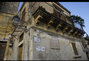 https://www.ragusanews.com/immagini_articoli/15-12-2019/1576417843-castello-di-modica-e-dintorni-luoghi-di-poesia-3-240.jpg