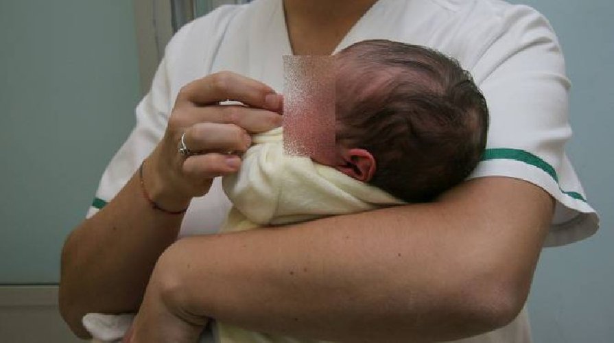 https://www.ragusanews.com/immagini_articoli/15-12-2020/sicilia-bimba-positiva-abbandonata-in-ospedale-arrestata-madre-500.jpg