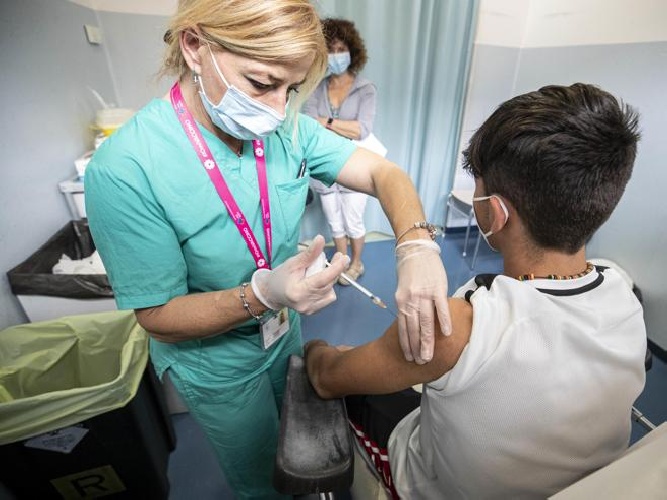 https://www.ragusanews.com/immagini_articoli/15-12-2021/vaccini-covid-solo-51-bambini-prenotati-nel-ragusano-su-20mila-500.jpg