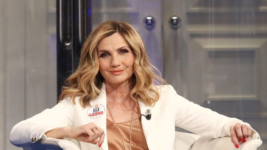 https://www.ragusanews.com/immagini_articoli/16-02-2023/lorella-cuccarini-la-dieta-per-il-fisico-perfetto-a-57-anni-500.jpg