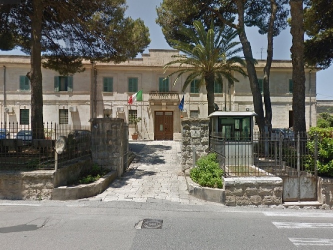 https://www.ragusanews.com/immagini_articoli/16-05-2024/carcere-di-ragusa-sotto-organico-500.jpg
