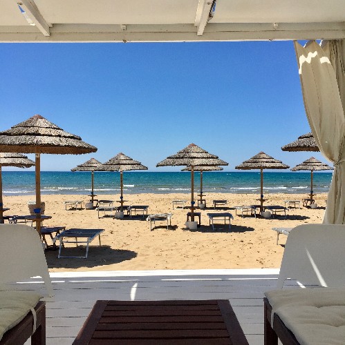 https://www.ragusanews.com/immagini_articoli/16-06-2021/1623846962-porto-ulisse-beach-riapre-all-insegna-della-leggerezza-1-500.jpg