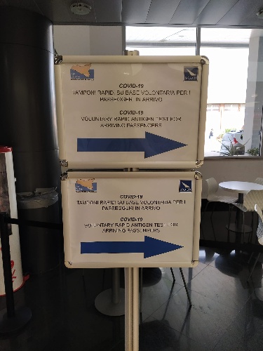 https://www.ragusanews.com/immagini_articoli/16-07-2021/tamponi-gratis-all-aeroporto-di-comiso-500.jpg