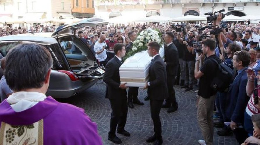 https://www.ragusanews.com/immagini_articoli/16-08-2019/1565948353-i-funerali-di-nadia-toffa-1-500.jpg