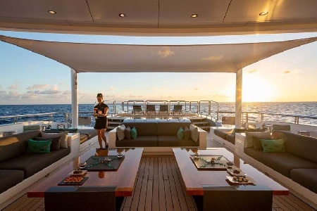 https://www.ragusanews.com/immagini_articoli/16-08-2022/1660634337-lo-yacht-siren-a-lipari-2-300.jpg