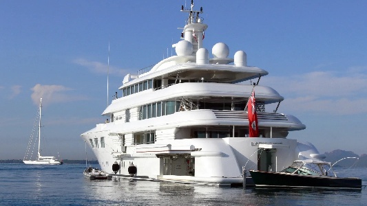https://www.ragusanews.com/immagini_articoli/16-08-2022/1660635195-yacht-lady-e-ha-fatto-tappa-a-salina-1-300.jpg