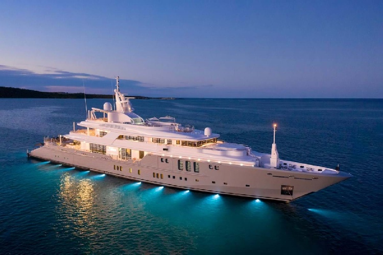 https://www.ragusanews.com/immagini_articoli/16-08-2022/lo-yacht-siren-a-lipari-500.jpg