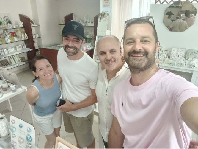 https://www.ragusanews.com/immagini_articoli/16-08-2024/alberto-matano-in-vacanza-a-modica-sortita-a-rosolini-500.jpg
