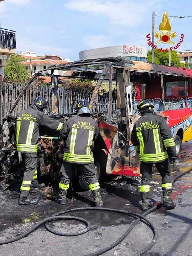 https://www.ragusanews.com/immagini_articoli/16-09-2023/bus-prende-fuoco-nel-catanese-paura-per-un-gruppo-di-turisti-500.jpg