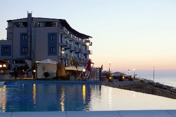 https://www.ragusanews.com/immagini_articoli/16-10-2017/1508140558-migliori-sicilia-secondo-trivago-2-240.jpg