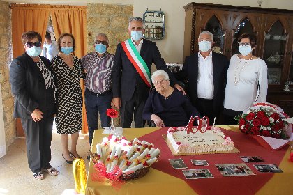 https://www.ragusanews.com/immagini_articoli/16-10-2020/1602870654-i-cento-anni-di-nonna-giovanna-1-280.jpg