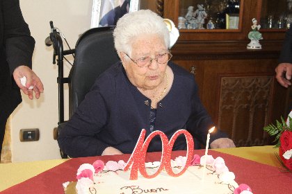 https://www.ragusanews.com/immagini_articoli/16-10-2020/1602870655-i-cento-anni-di-nonna-giovanna-2-280.jpg