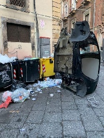 https://www.ragusanews.com/immagini_articoli/16-11-2021/a-catania-si-esagera-la-situazione-rifiuti-e-fuori-controllo-foto-280.jpg
