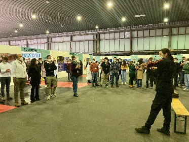 https://www.ragusanews.com/immagini_articoli/16-11-2021/il-violinista-incanta-tutti-aspettando-il-suo-turno-all-hub-vaccinale-video-280.jpg