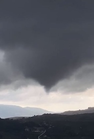 https://www.ragusanews.com/immagini_articoli/16-11-2021/tornado-pure-a-bisacquino-e-la-giornata-delle-trombe-d-aria-video-280.jpg