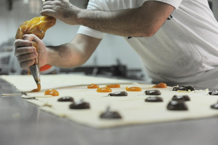 https://www.ragusanews.com/immagini_articoli/17-02-2022/ragusa-marco-il-pasticcere-400-euro-full-time-costretto-a-dimettermi-500.jpg