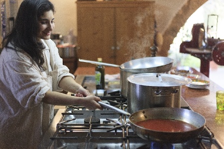 https://www.ragusanews.com/immagini_articoli/17-03-2024/strazzanti-emilia-e-il-suo-amore-per-la-cucina-300.jpg