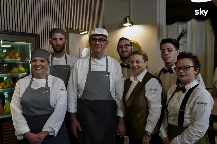 https://www.ragusanews.com/immagini_articoli/17-04-2023/1681756507-cannavacciuolo-cucine-da-incubo-a-misilmeri-ft-3-500.jpg