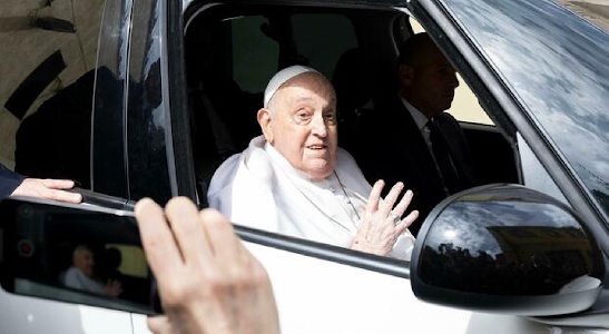 https://www.ragusanews.com/immagini_articoli/17-04-2025/papa-francesco-a-regina-coeli-bergoglio-senza-naselli-per-l-ossigeno-incontra-70-detenuti-300.jpg