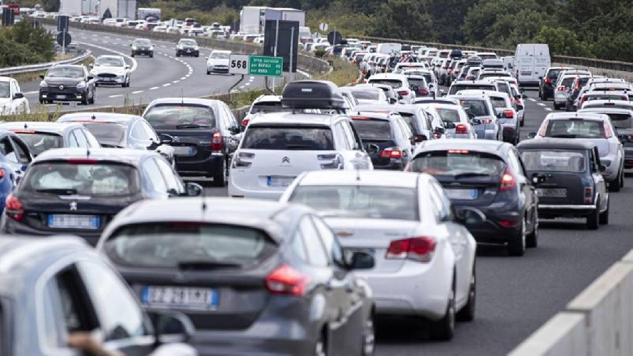 https://www.ragusanews.com/immagini_articoli/17-06-2021/sicilia-tutti-al-mare-sulla-corsia-d-emergenza-fioccano-le-multe-500.jpg