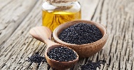 https://www.ragusanews.com/immagini_articoli/17-06-2024/come-preparare-l-olio-naturale-contro-l-invecchiamento-del-viso-100.jpg