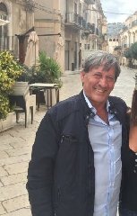 https://www.ragusanews.com/immagini_articoli/17-07-2018/tony-sperandeo-donnalucata-240.jpg