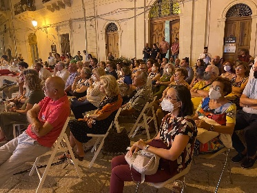 https://www.ragusanews.com/immagini_articoli/17-07-2022/1658080702-da-speziale-a-farmacista-l-antica-farmacia-cartia-compie-120-anni-1-280.jpg