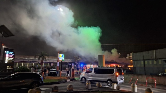 https://www.ragusanews.com/immagini_articoli/17-07-2023/incendio-aeroporto-catania-e-caos-trasporti-in-sicilia-300.jpg