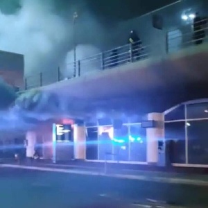 https://www.ragusanews.com/immagini_articoli/17-07-2023/incendio-e-paura-all-aeroporto-di-catania-300.jpg